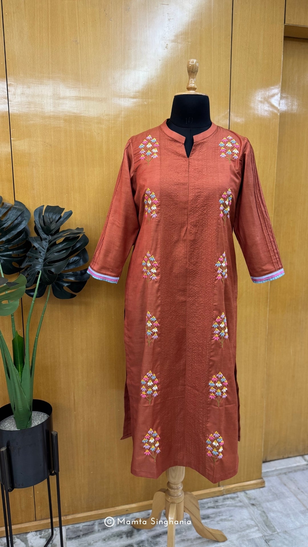 Inaya Kurti